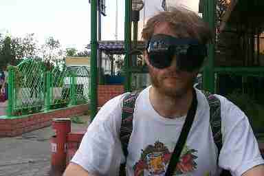 Michal, con gli
occhiali da aviatore - a questa immagine è collegata l'immagine ingrandita