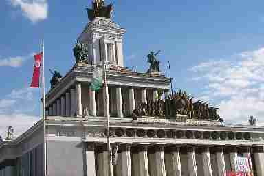 il palazzo
all'entrata - a questa immagine è
collegata l'immagine ingrandita